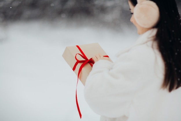 Meisje houden en openen van het geschenk voor Valentijnsdag.