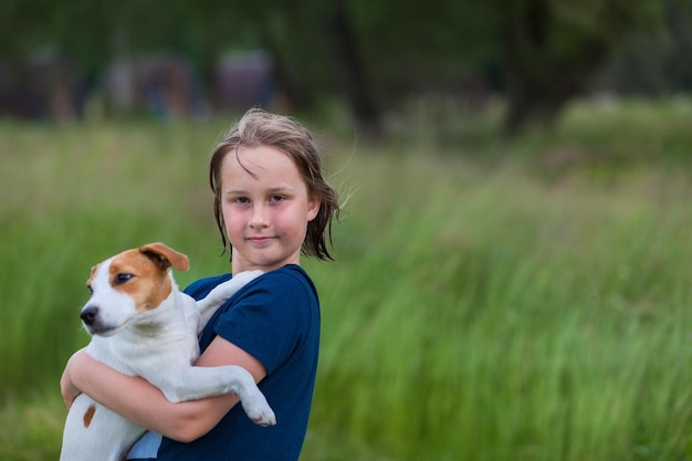 Meisje houdt Jack Russell Terriër soft focus