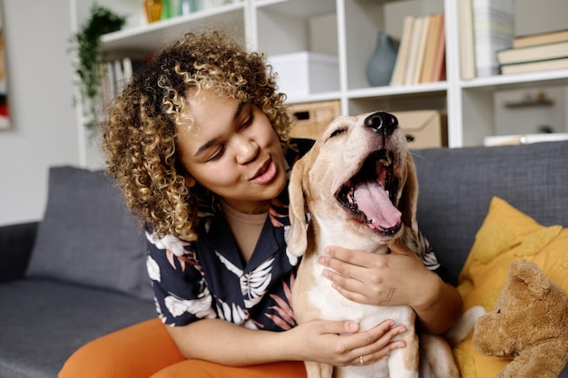 Meisje houdt van haar schattige hond