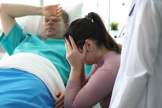 Meisje huilt bij man liggend op bed in afdelingskliniek