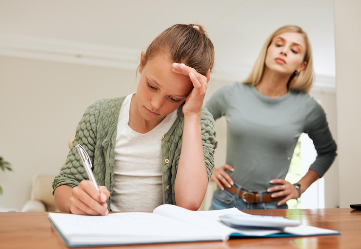 Foto meisje huiswerk en gefrustreerde moeder thuis voor project deadline leren discipline en hoofdpijn van druk onderwijs vrouw en dochter met boeken in de woonkamer voor worstelen met studeren