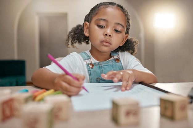 Foto meisje huiswerk en schrijven op papier leren en homeschool met wiskundeonderwijs en kennis aan tafel thuis latino kind of student in brazilië met concentratie schoolwerk en studie in huis