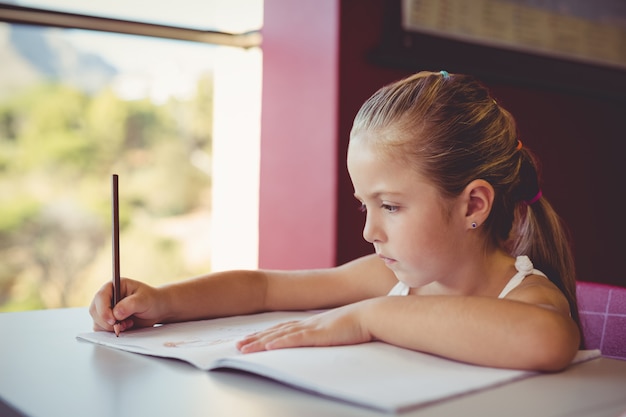 Foto meisje huiswerk in de klas