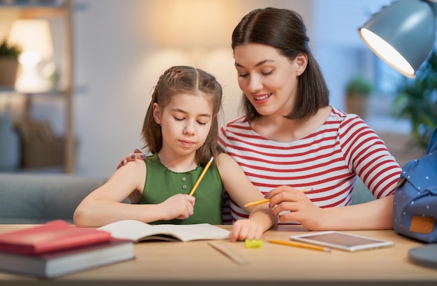 Meisje huiswerk met moeder