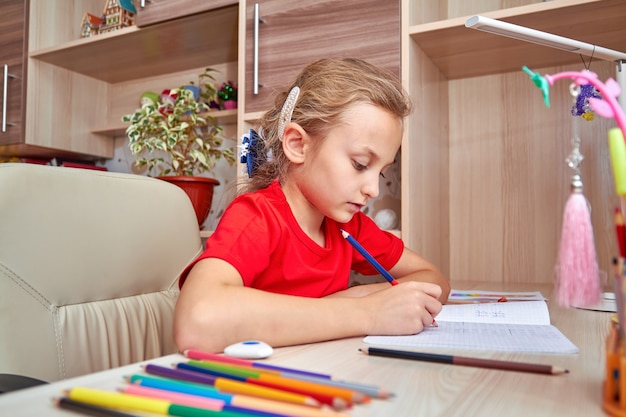 Meisje huiswerk thuis in haar kamer