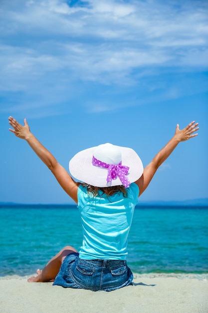 meisje ik hoed op zee op zand