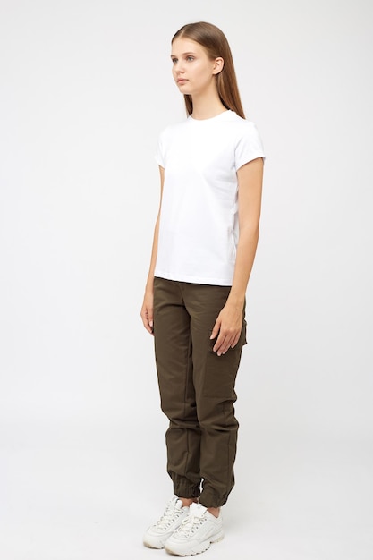 Meisje in beige cargobroek en wit t-shirt