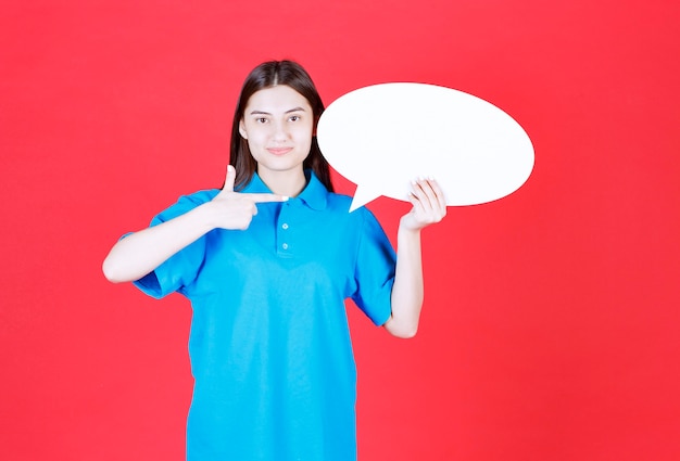 Meisje in blauw shirt met een ovale infobord