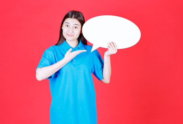 Meisje in blauw shirt met een ovale infobord