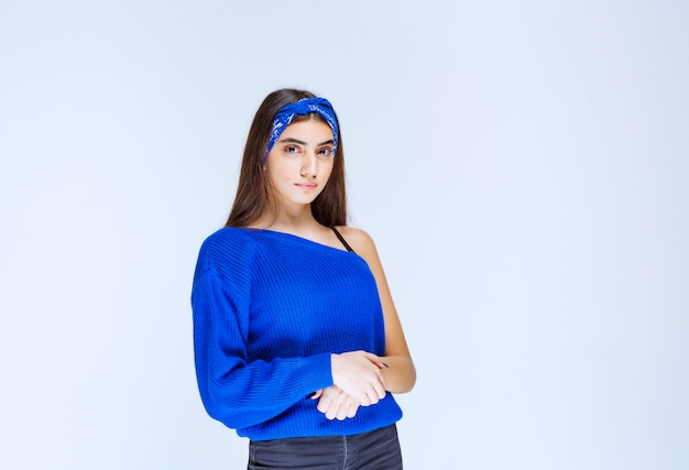 Meisje in blauw shirt met neutrale en vrolijke poses.