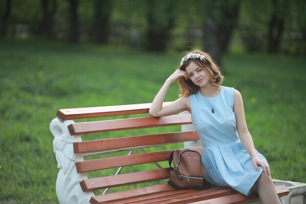 Meisje in blauwe jurk in groen park