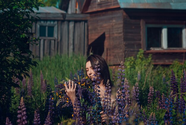 Foto meisje in bloemen op het veld