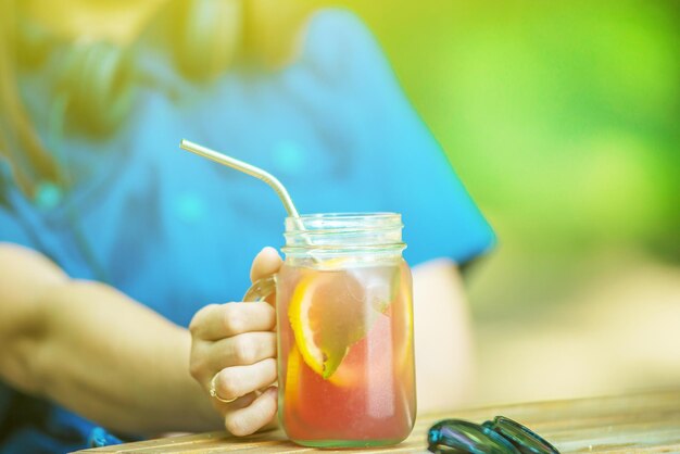 Meisje in café drinkt limonade