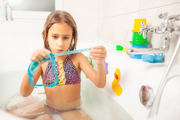 Meisje in de badkamer draagt een zwembril