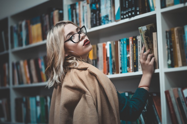 Meisje in de bibliotheek