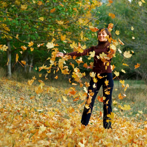 Meisje in de herfst bladeren