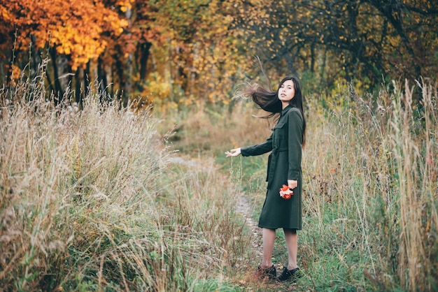 Meisje in de herfstbos.