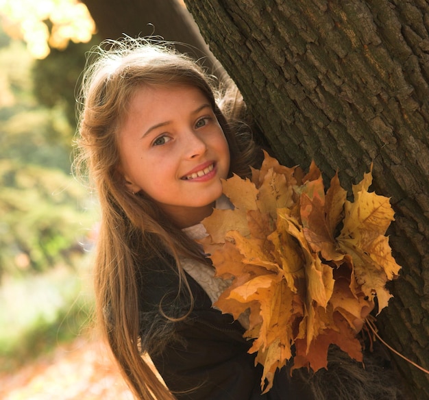 Meisje in de herfstpark