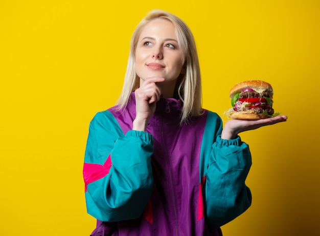 Meisje in de jaren 80 kledingstijl met hamburger