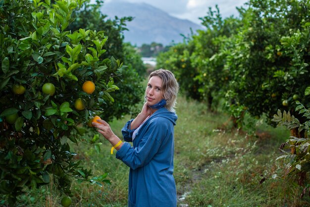 Meisje in de tuin met sinaasappelsfruit