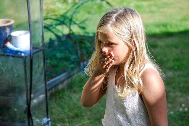 Meisje in de tuin.