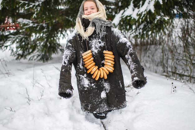 Meisje in de winter met voedsel