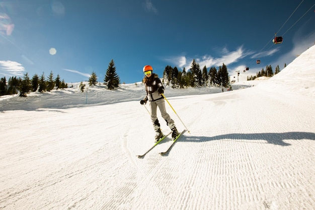 Meisje in de winter skigelukzaligheid een zonnig dagavontuur