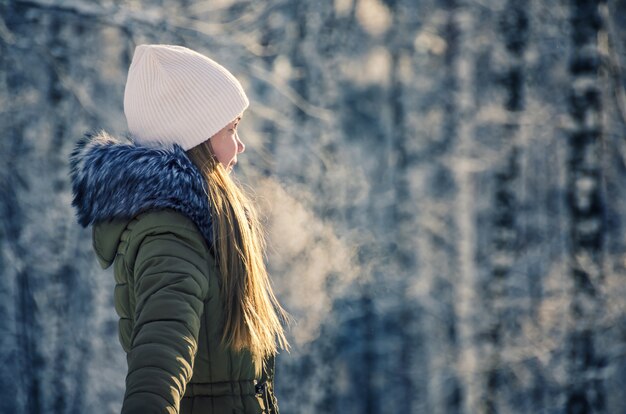 Meisje in de winterbos