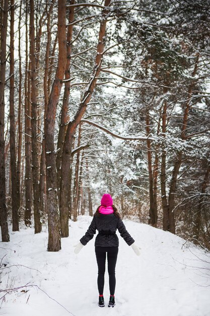 Meisje in de winterbos