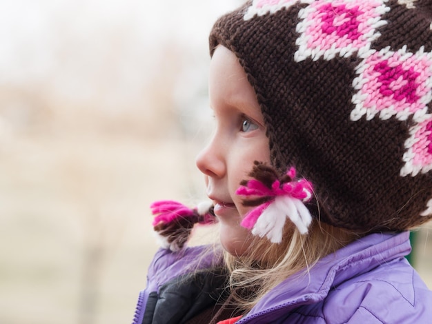 Meisje in de winterhoed.