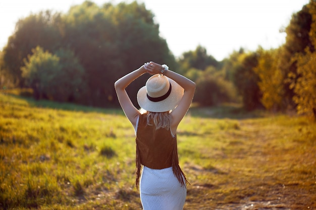 meisje in de zomer in het veld