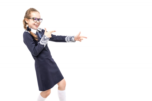 Foto meisje in een blauwe schooluniform die emotioneel op een witte achtergrond stellen