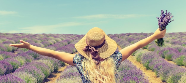 Foto meisje in een bloeiende veld van lavendel.