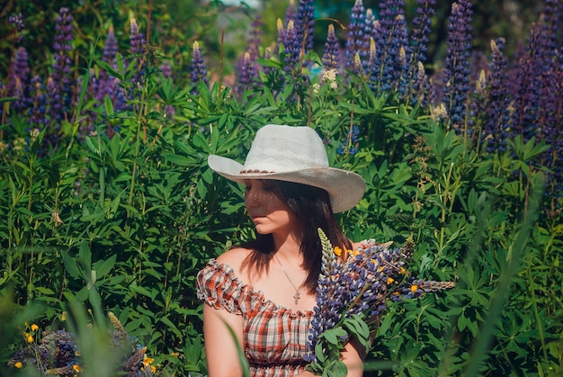 Meisje in een hoed met bloemen