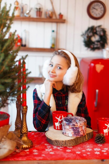 Meisje in een kamer met kerstboom en decoraties