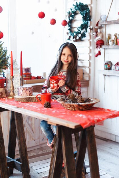 Meisje in een kamer met kerstversiering