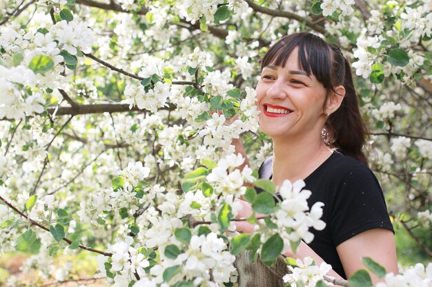 Meisje in een lente appel bloementuin zonnige dag