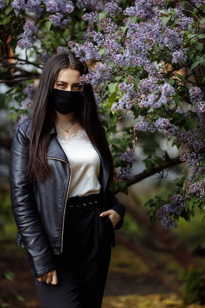 Meisje in een medisch masker