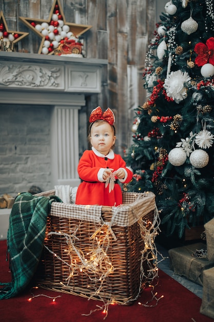 Meisje in een pak in de mand met kerstverlichting