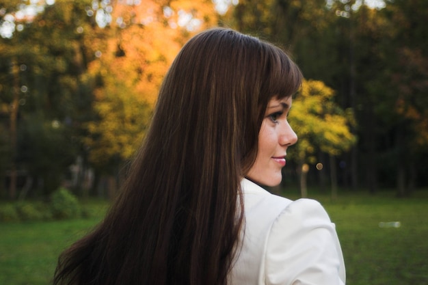 Meisje in een park op een zonnige herfstdag