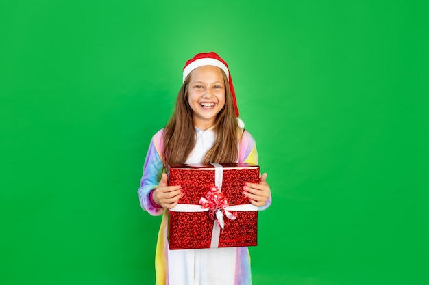 meisje in eenhoornkostuum met geschenkdozen