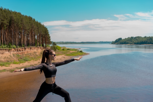 Meisje in eenvormig en zonnebril die sporten in een park doen