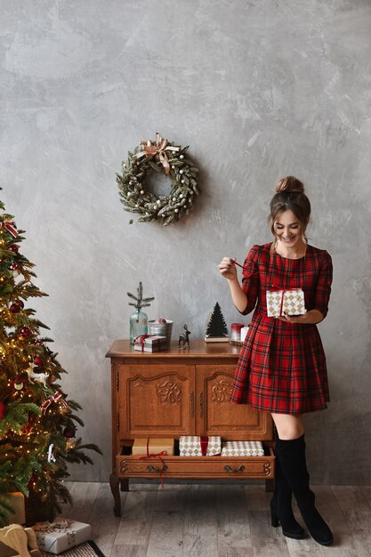 Foto meisje in geruite rode jurk met de geschenkdoos