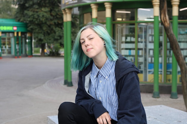 Meisje in gestreept shirt met turquoise haar