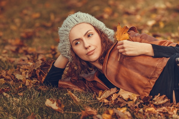 Meisje in herfst park