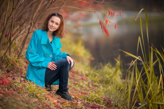 Meisje in herfst park