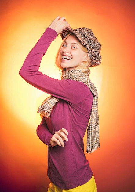 Meisje in herfstkleding op een zonnige herfstdag Gelukkige jonge vrouw bereidt zich voor op een zondige herfst dag Herfstvrouw met goudblad Mooie sensuele blonde die met bladeren speelt