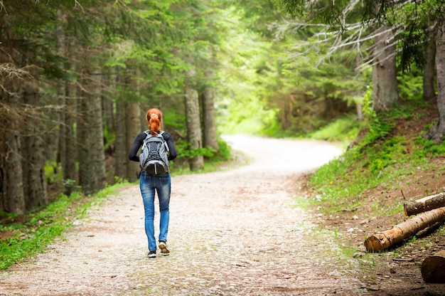 Meisje in het bos