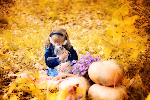 Meisje in het de herfstbos. met een kitten
