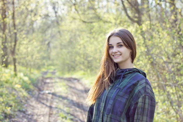 Meisje in het groene bos. Meisje die in het de lentebos rusten.